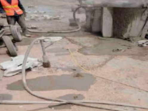 临泽水泥混凝土路面板底注浆技术 路面脱空注浆整治方案