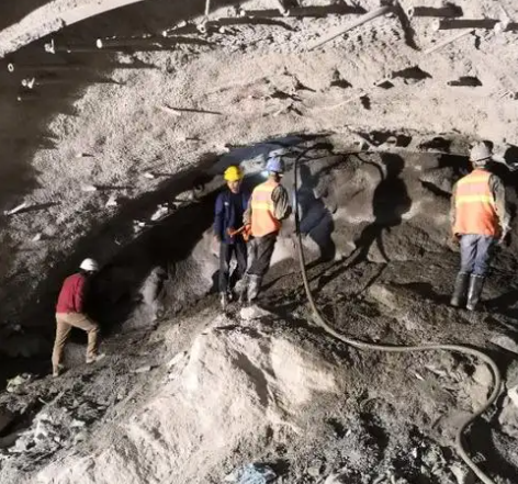 临泽隧道拱顶带模注浆料，微膨胀注浆料的特点及施工工艺